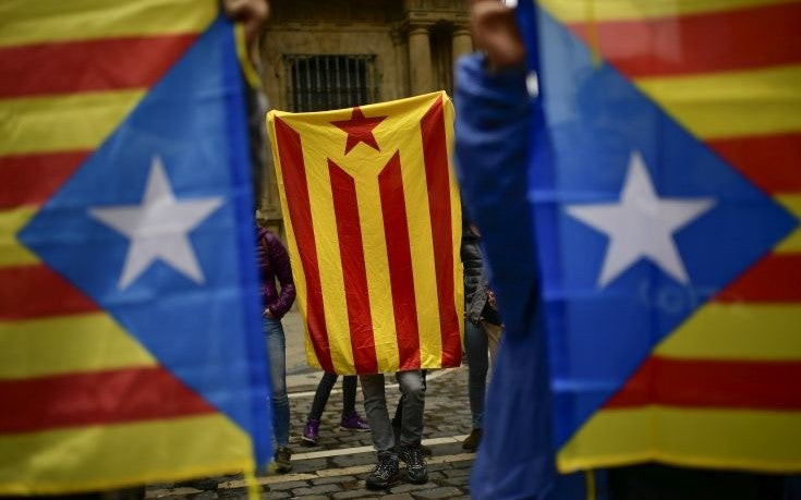 Η ισπανική αστυνομία έκλεισε 92 εκλογικά τμήματα στην Καταλονία